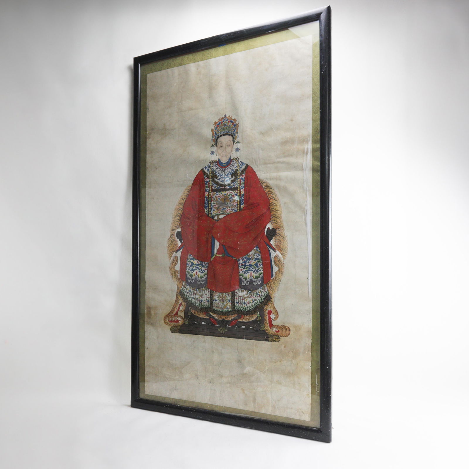 Large Framed Mid-Qing Dynasty Chinese Meticulous Ancestor Portrait Painting in Red - 2