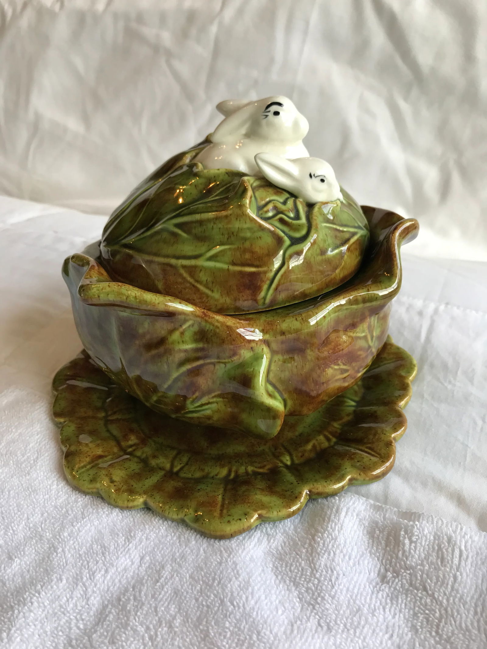 Mid 20th Century Holland Mold Bunny Covered Bowl With Underplate - 2