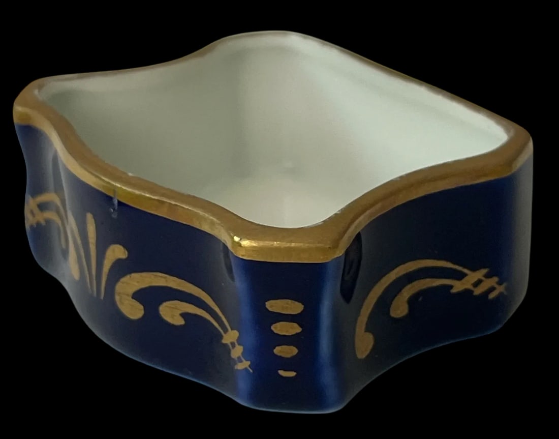 1980s Limoges Porcelain Trinket Box for Roger & Gallet "“ Blue & Gold Courting Scene - 6