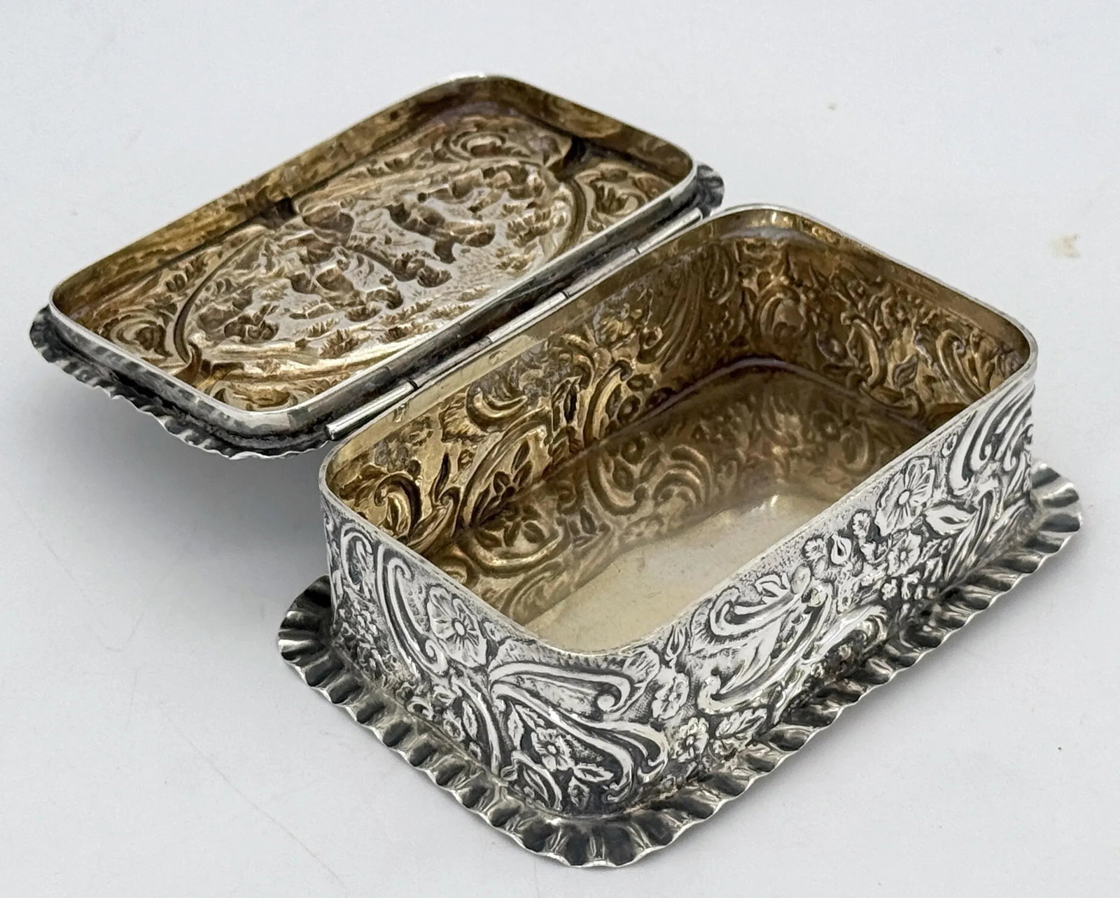 Victorian Sterling Silver RepoussÃ© Trinket Box Putti Garden Scene, London, 1886 - 12