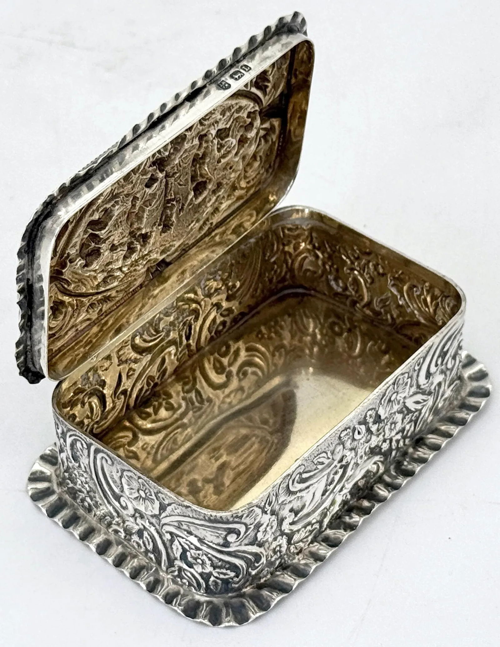 Victorian Sterling Silver RepoussÃ© Trinket Box Putti Garden Scene, London, 1886 - 2
