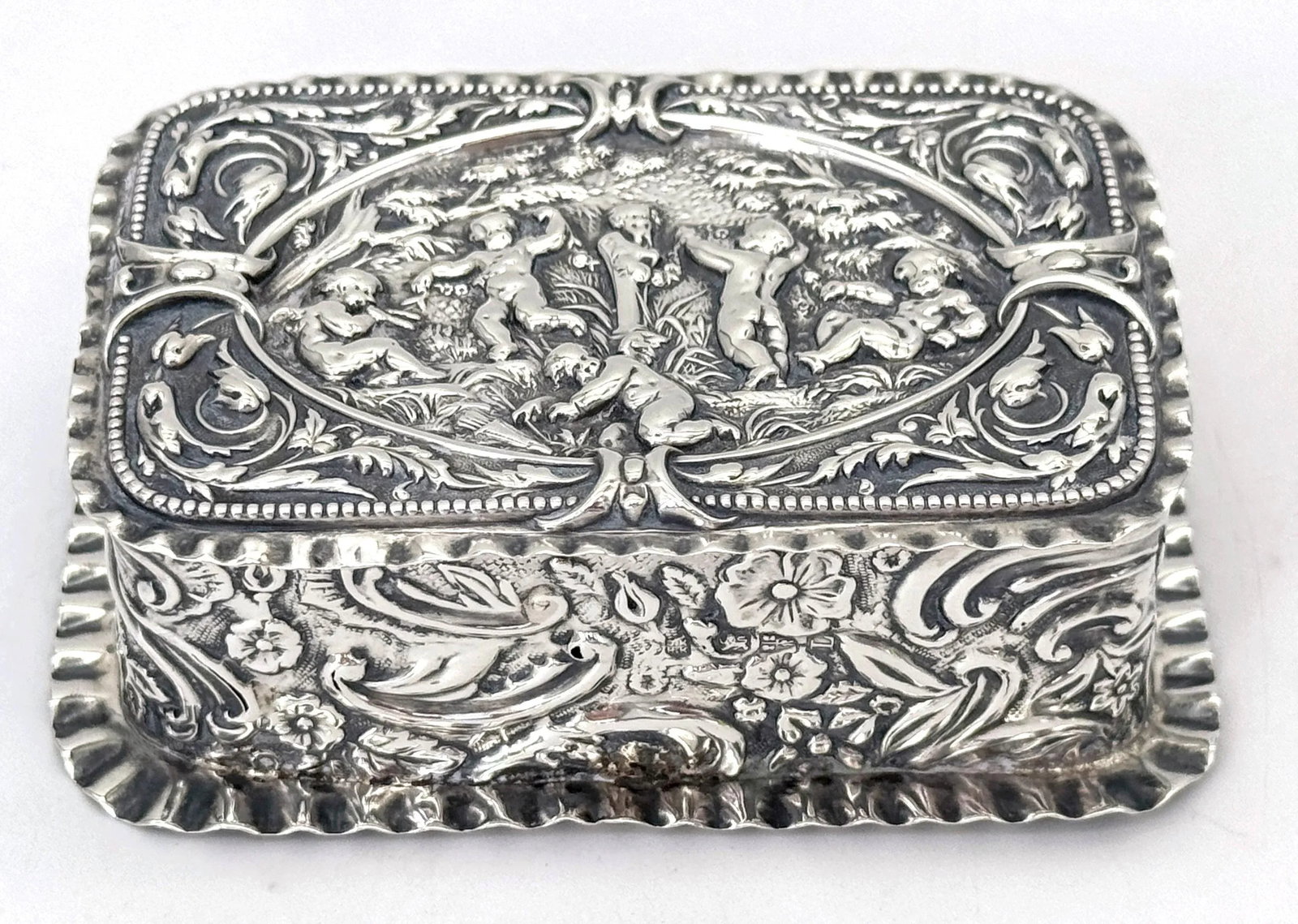 Victorian Sterling Silver RepoussÃ© Trinket Box Putti Garden Scene, London, 1886 - 5
