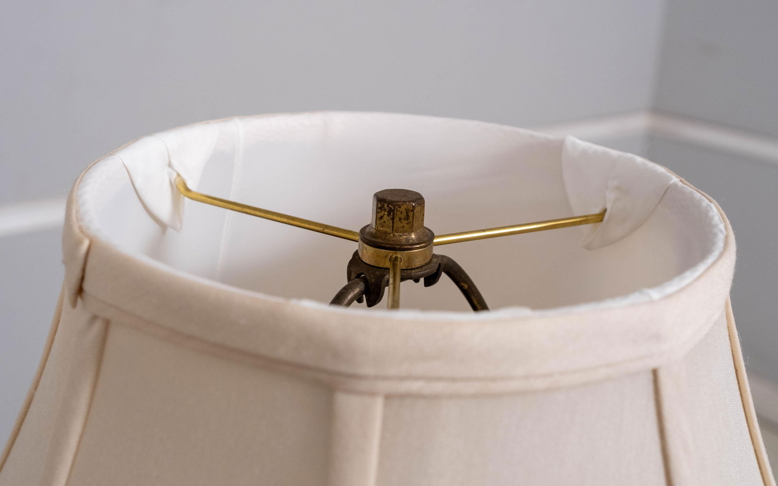 Bronze Bookshelf Style Table Lamp W. Shade - 15