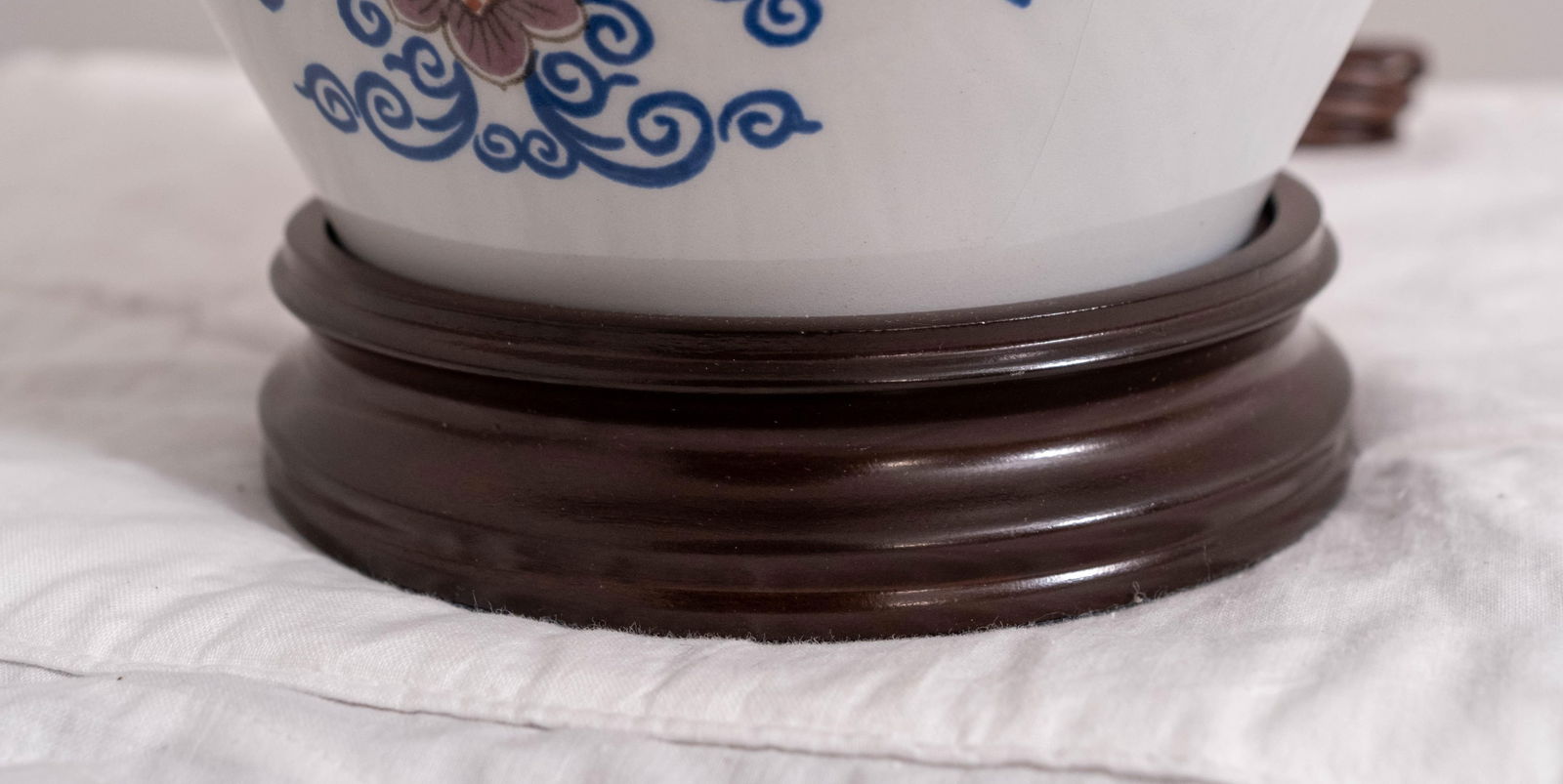 1980s Attributed to Delft Porcelain Williamsburg Virginia Tobacco Jar Lamp - 10