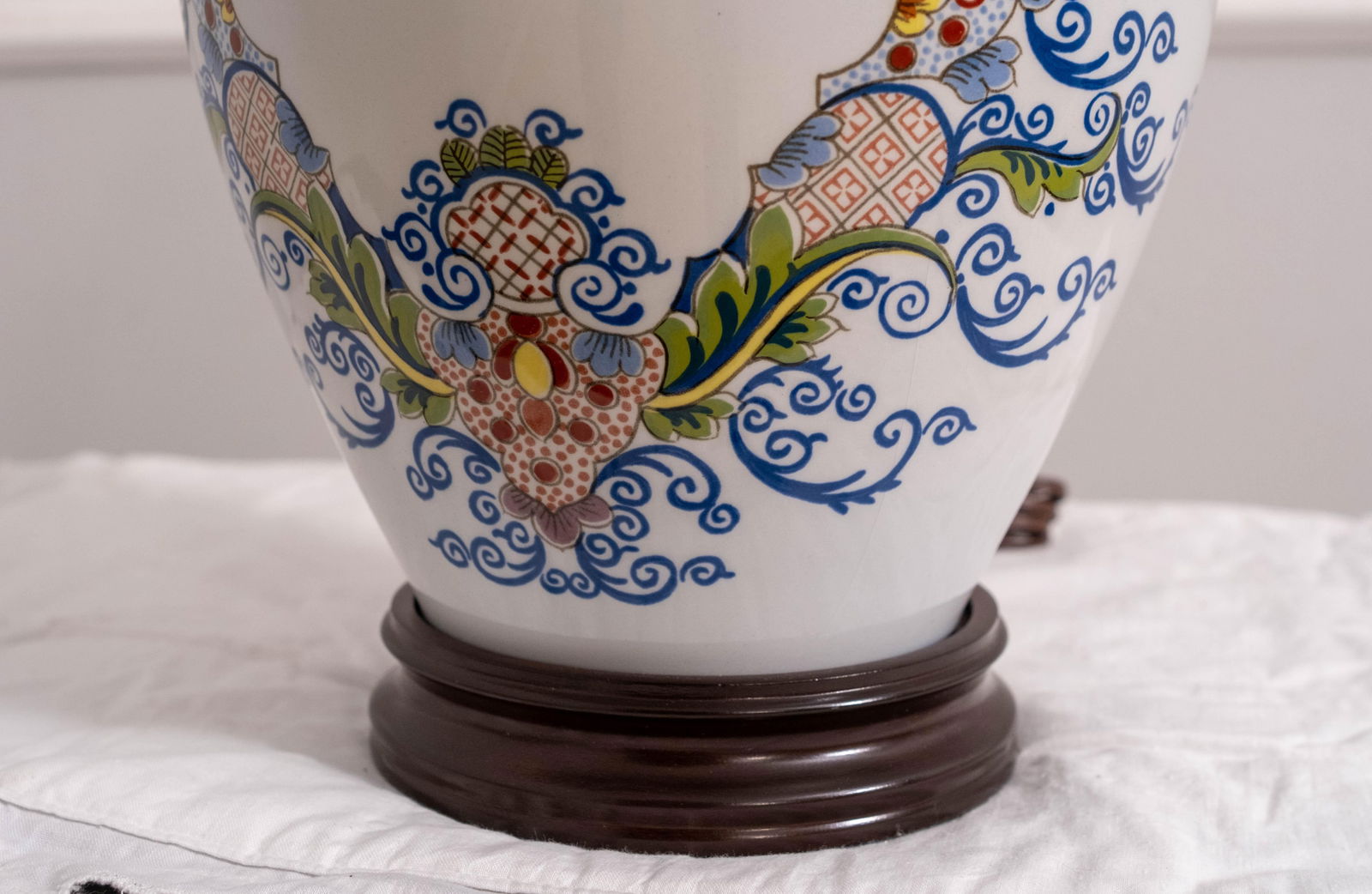 1980s Attributed to Delft Porcelain Williamsburg Virginia Tobacco Jar Lamp - 12