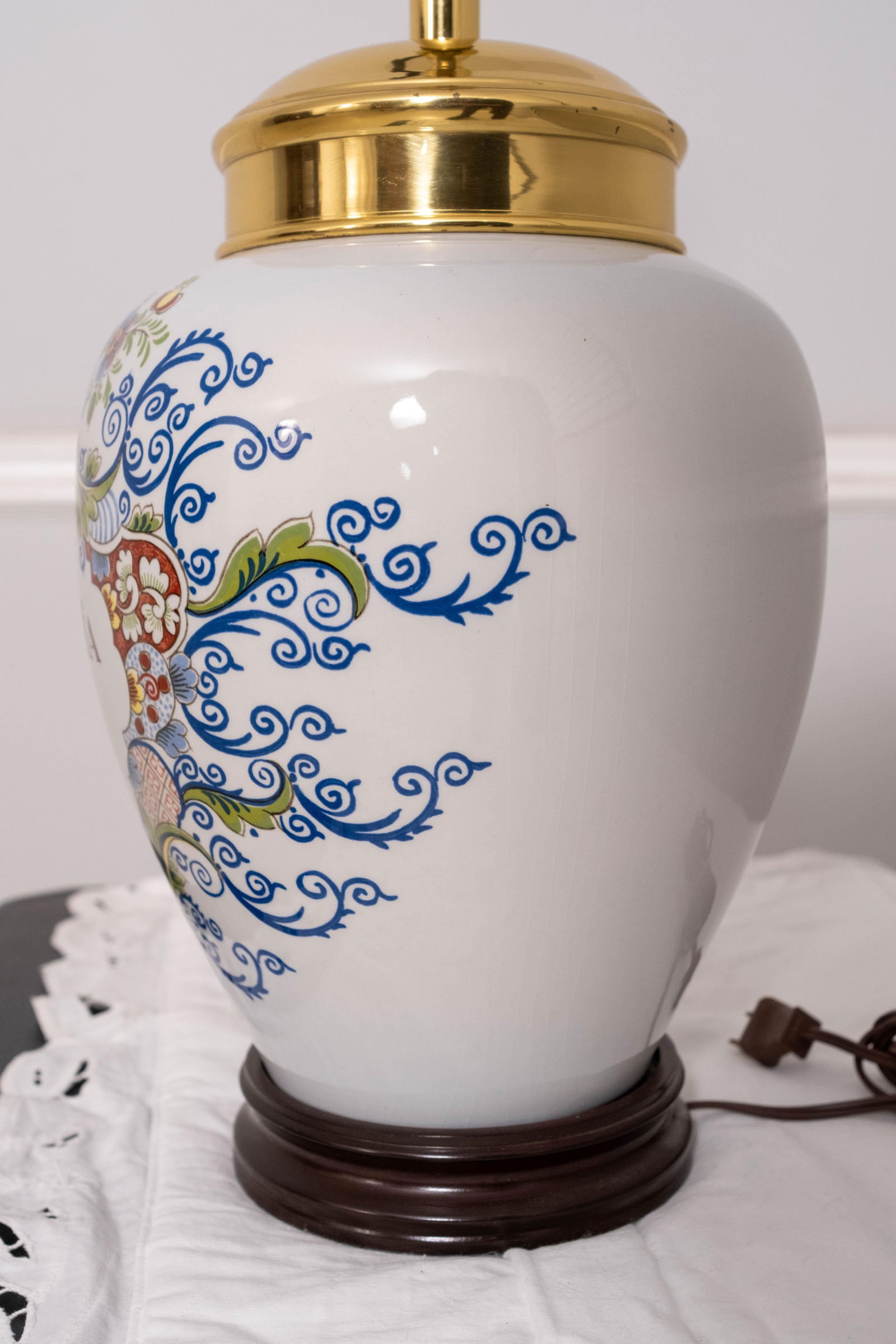 1980s Attributed to Delft Porcelain Williamsburg Virginia Tobacco Jar Lamp - 15