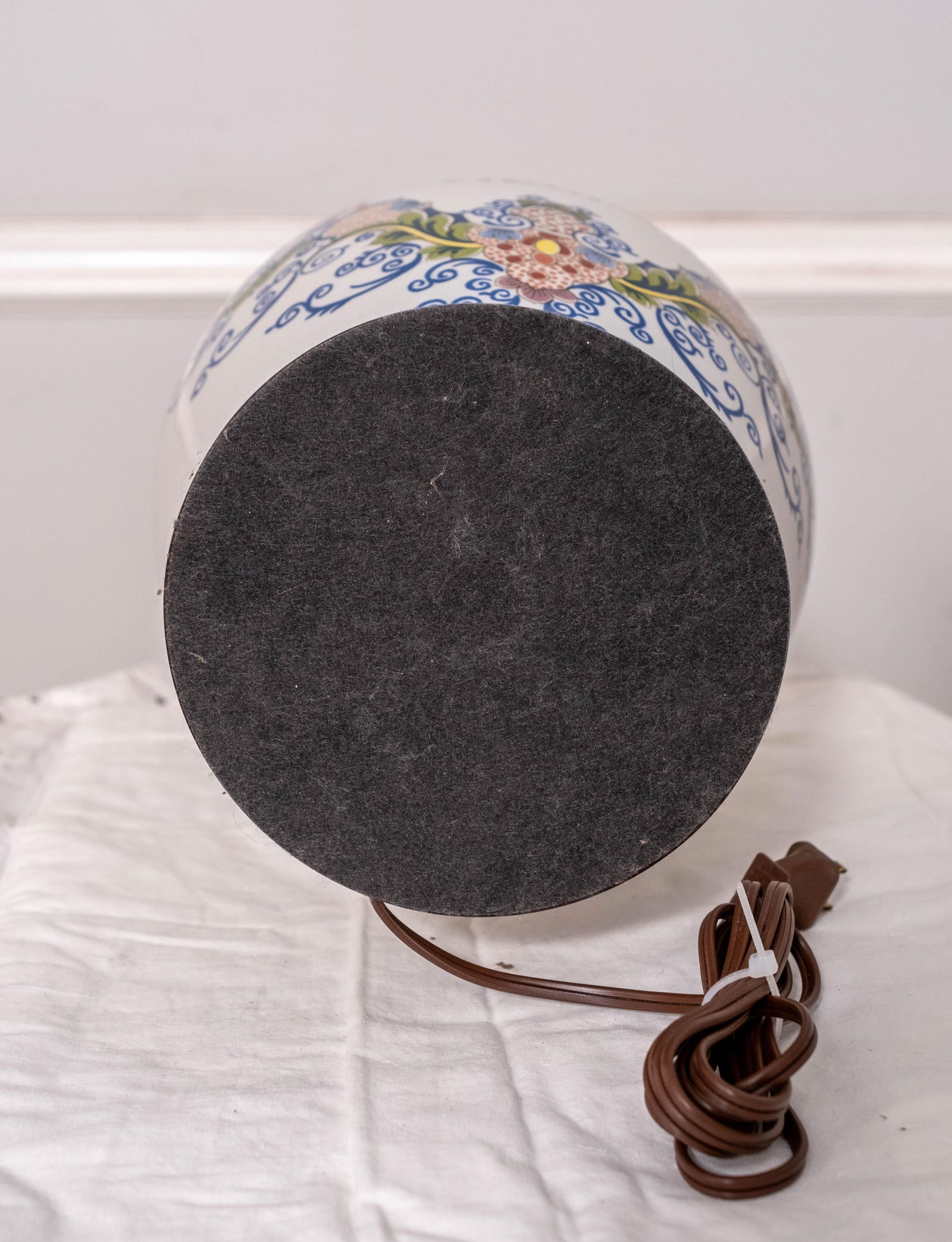 1980s Attributed to Delft Porcelain Williamsburg Virginia Tobacco Jar Lamp - 16