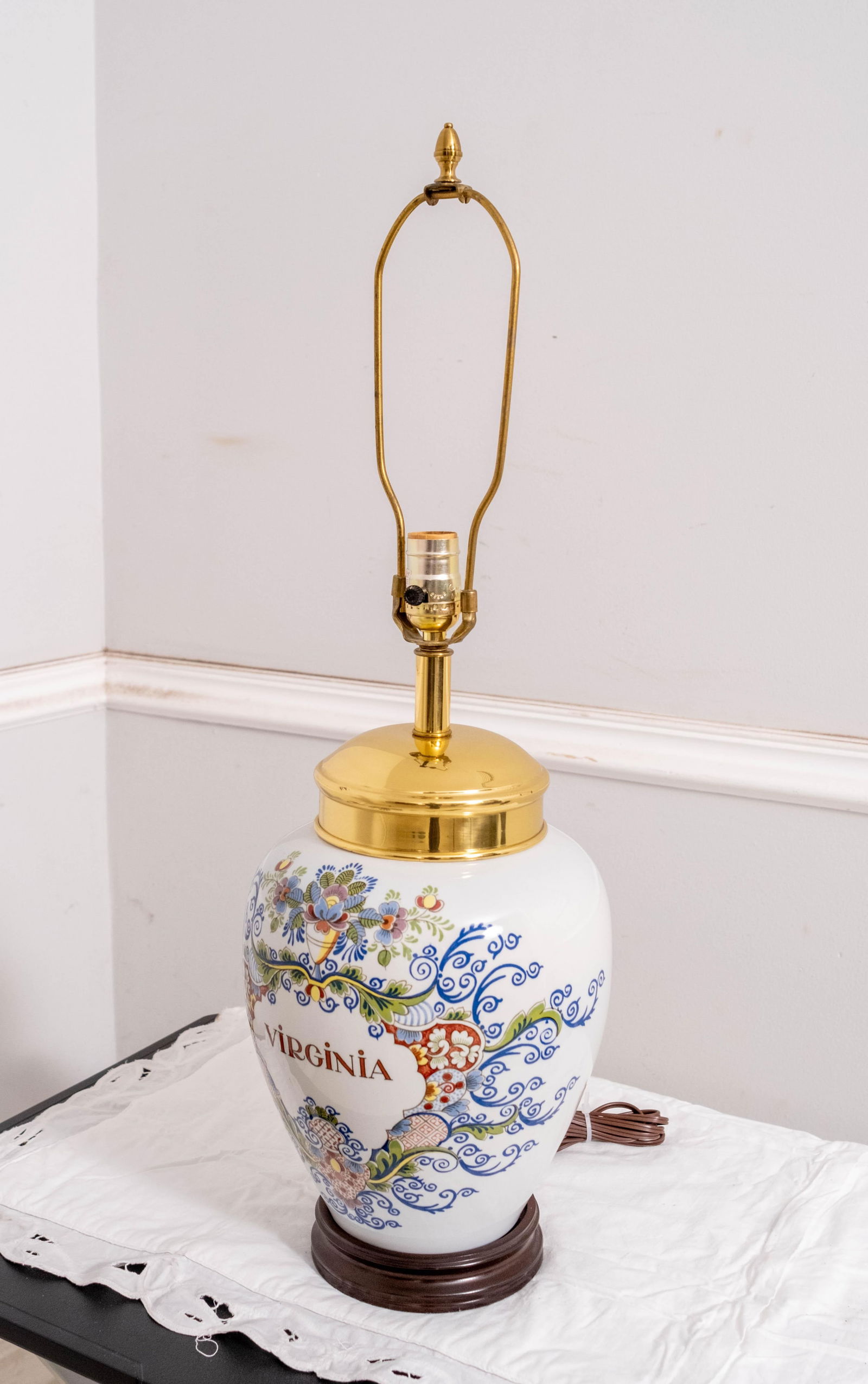1980s Attributed to Delft Porcelain Williamsburg Virginia Tobacco Jar Lamp - 2