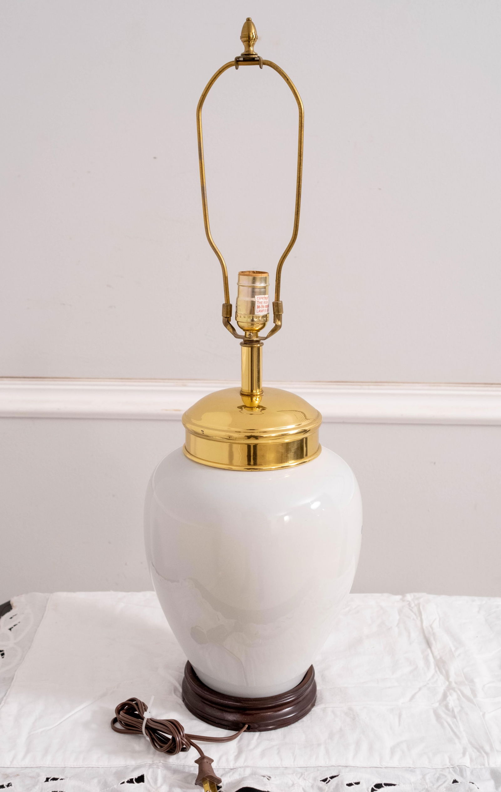 1980s Attributed to Delft Porcelain Williamsburg Virginia Tobacco Jar Lamp - 3