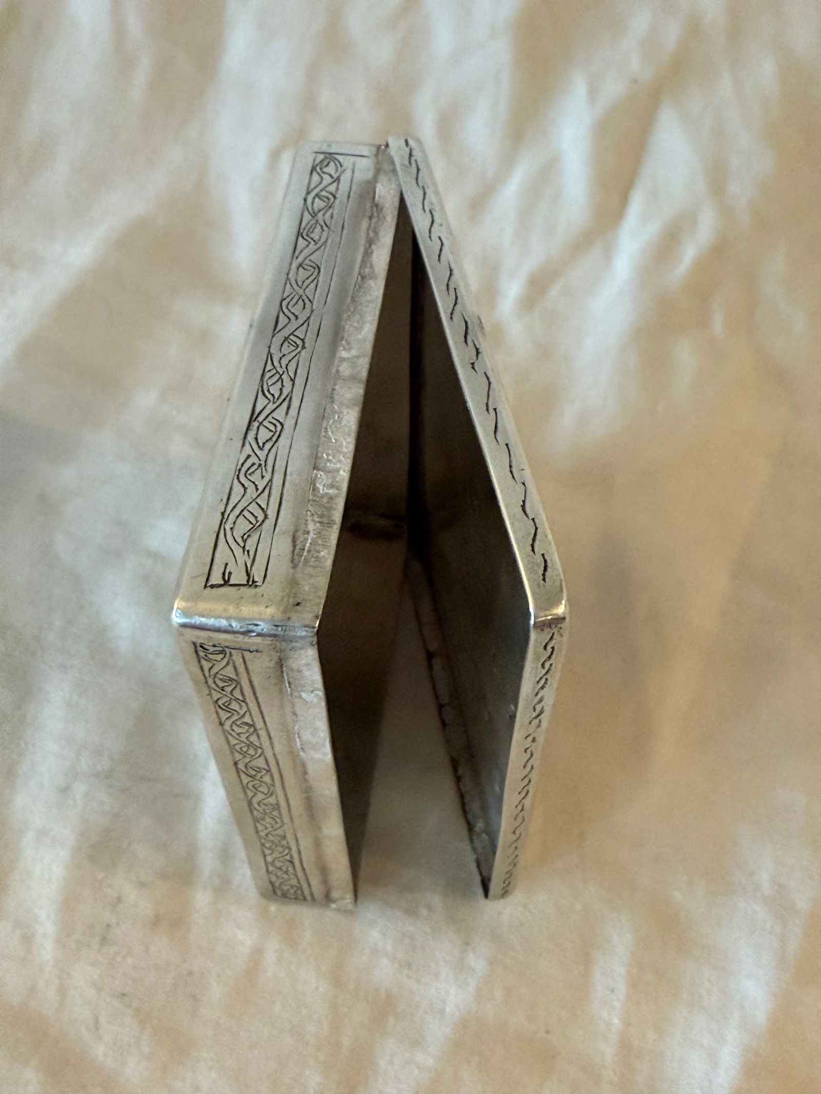 Mid-20th Century Egyptian 900 Silver Decorative Box With Etched Floral Design - 7