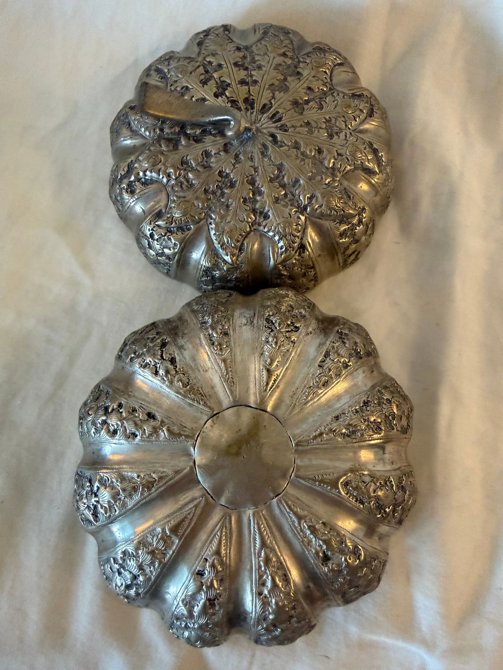 Large Antique Cambodian Silver-Plated Pumpkin Box, Mid-20th Century - 3