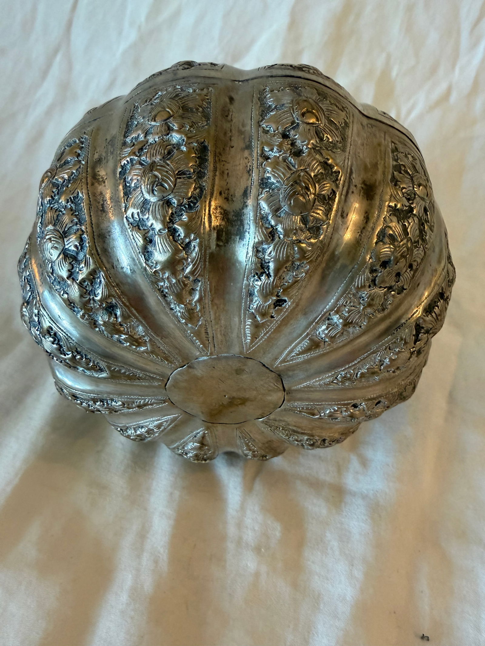 Large Antique Cambodian Silver-Plated Pumpkin Box, Mid-20th Century - 5