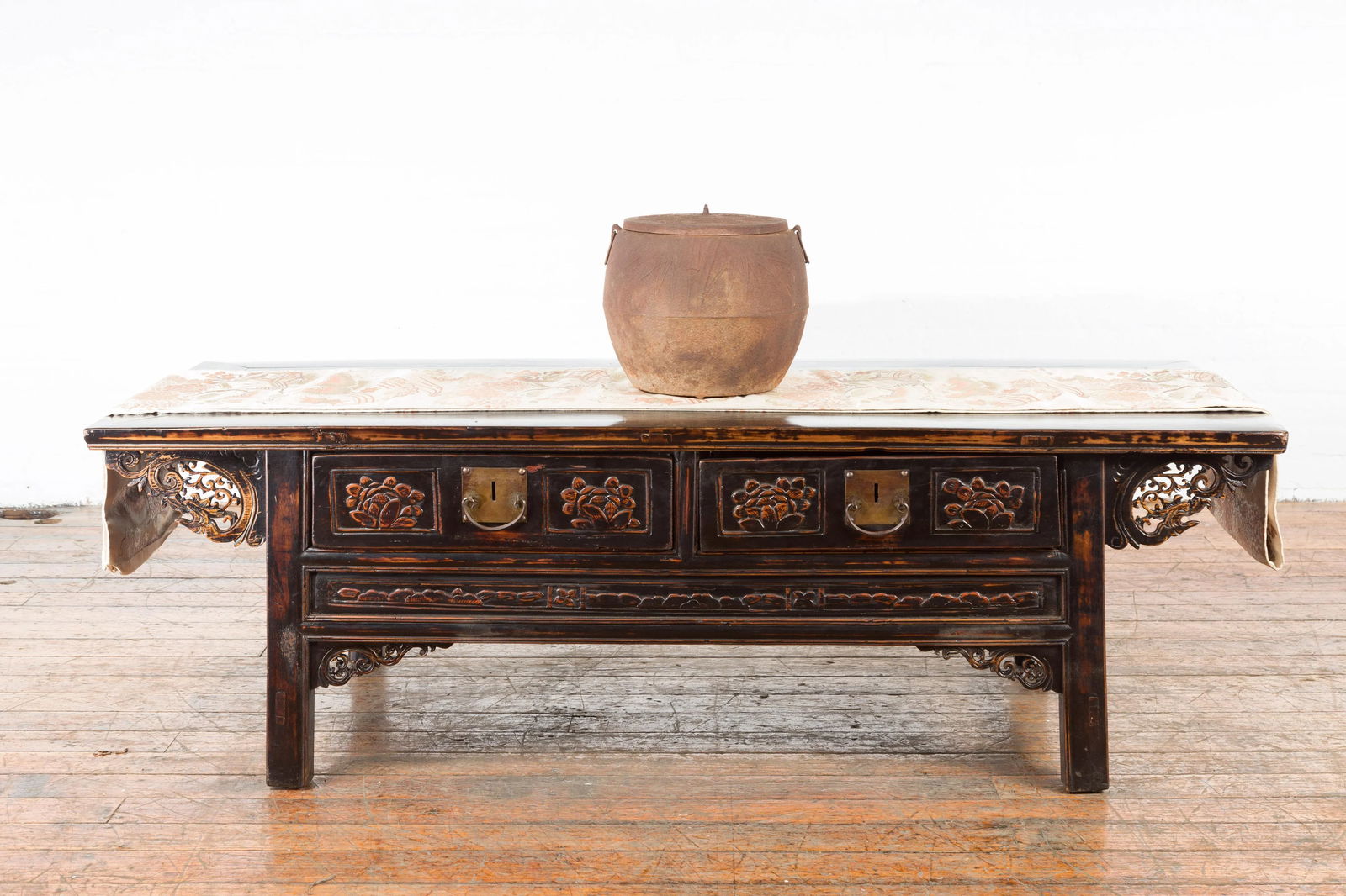 Japanese Meiji Period 1900s Distressed Iron Cooking Pot with Foliage Motifs - 4