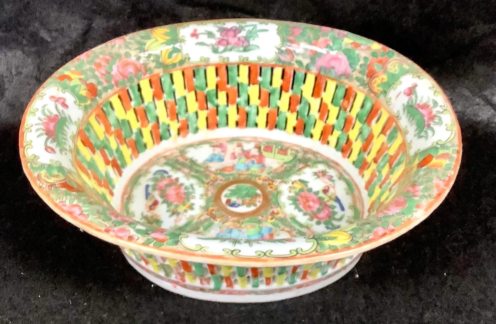 19th Century Chinese Rose Medallion Reticulated Porcelain Basket - 2