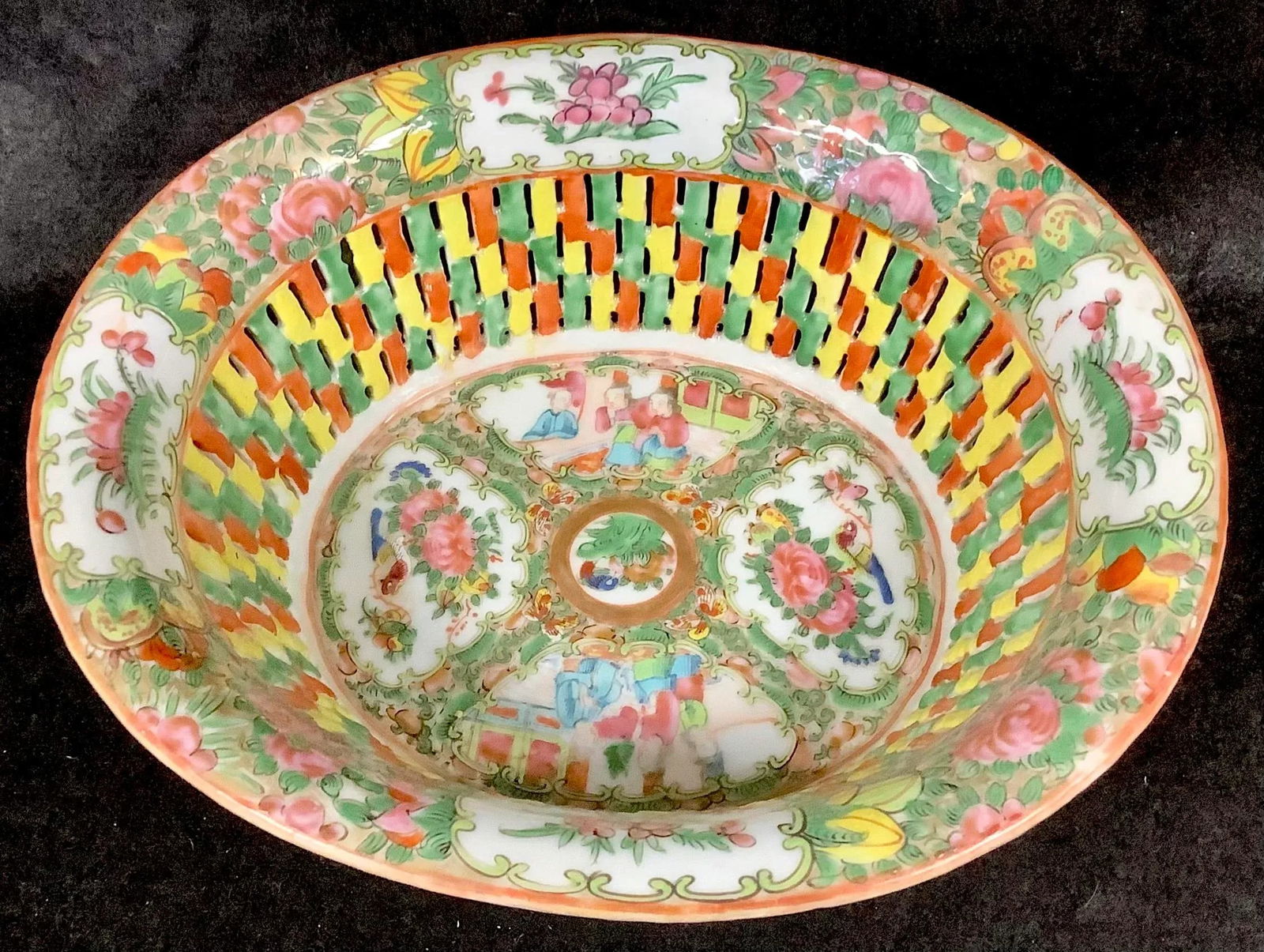 19th Century Chinese Rose Medallion Reticulated Porcelain Basket - 3