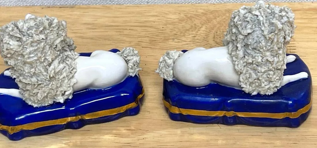 19th Century Chelsea Porcelain Figures of Seated Poodles & Pups - A Pair - 8