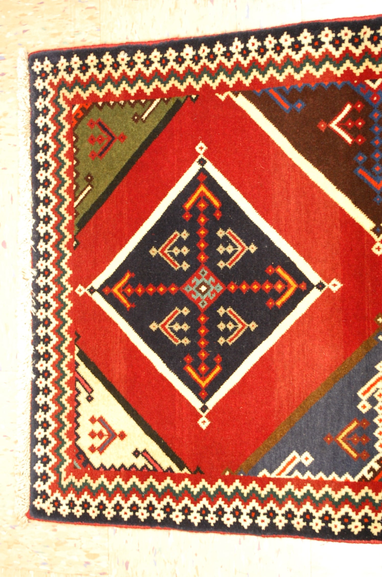 PERSIAN SHIRAZ RUG 2'4" X 5'1" - 3