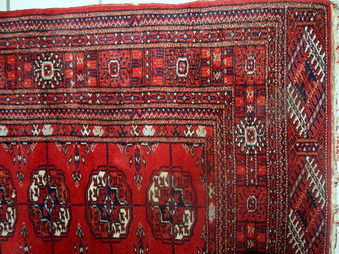 Handmade vintage Turkmen Tekke rug 3.5' x 3.6' (109cm x 112cm) 1970s - 2