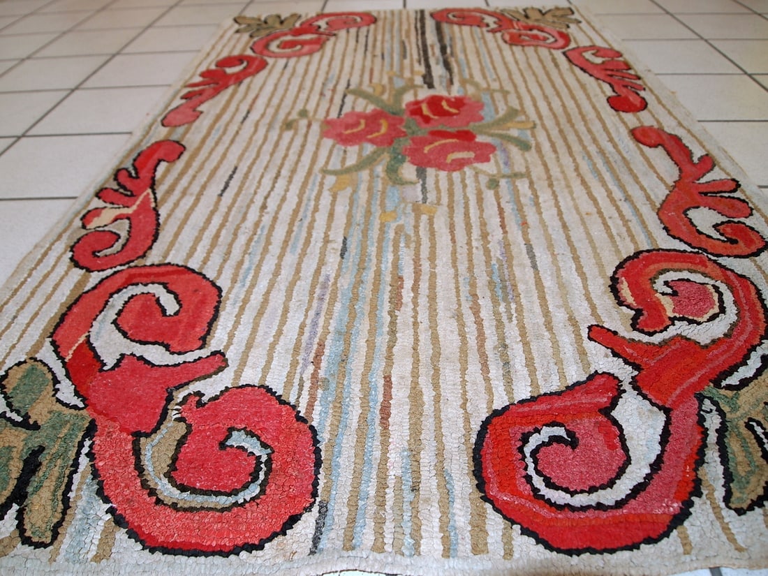 Handmade antique American Hooked rug 2.7' x 4.4' (84cm x 135cm) 1920s - 10
