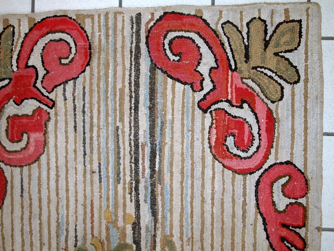 Handmade antique American Hooked rug 2.7' x 4.4' (84cm x 135cm) 1920s - 2