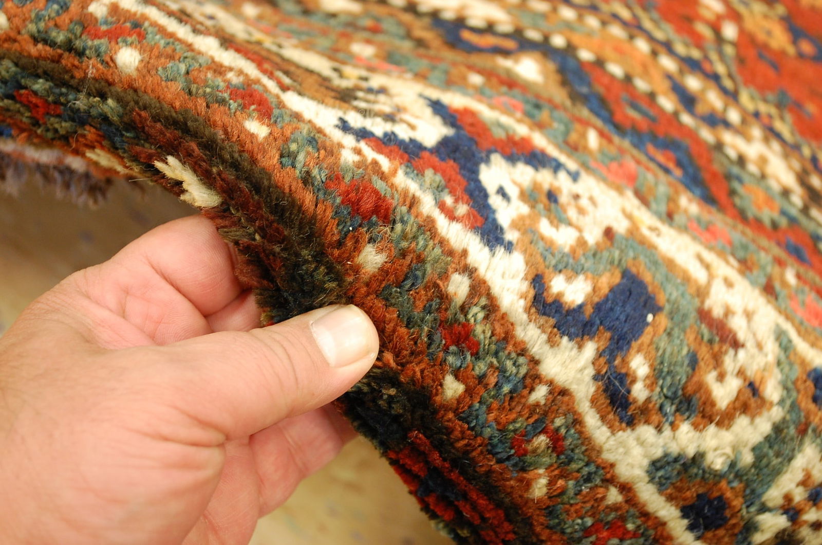 Persian SHIRAZ RUG 5'5" x 6'8" - 9