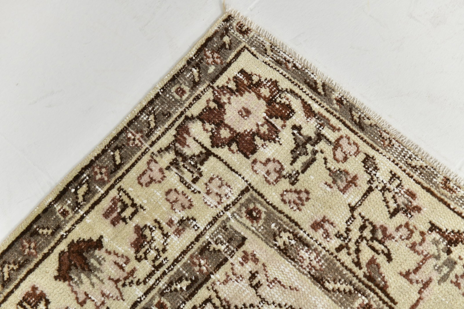 5'8'' x 9'0'' Handmade Vintage Wool Rug - 24722 - 10