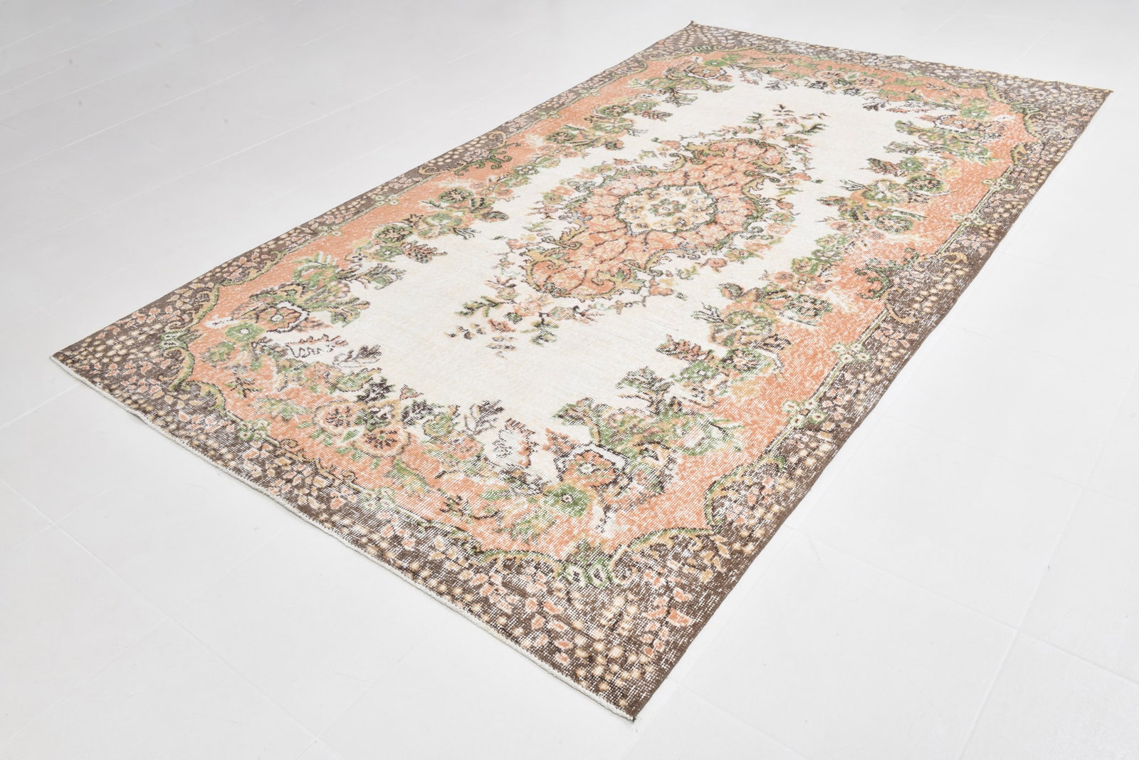 5'8'' x 9'11'' Handmade Vintage Wool Rug - 21537 - 17