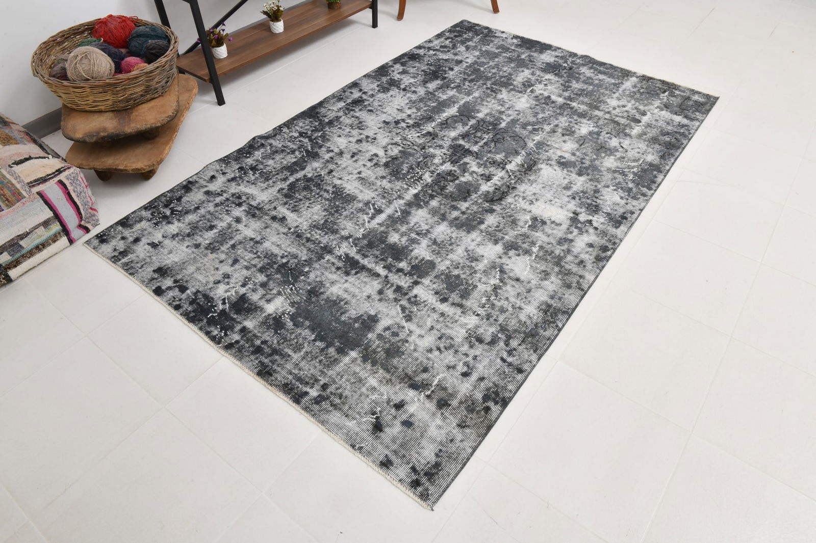 5'1'' x 8'2'' Handmade Vintage Wool Rug - 22443 - 4