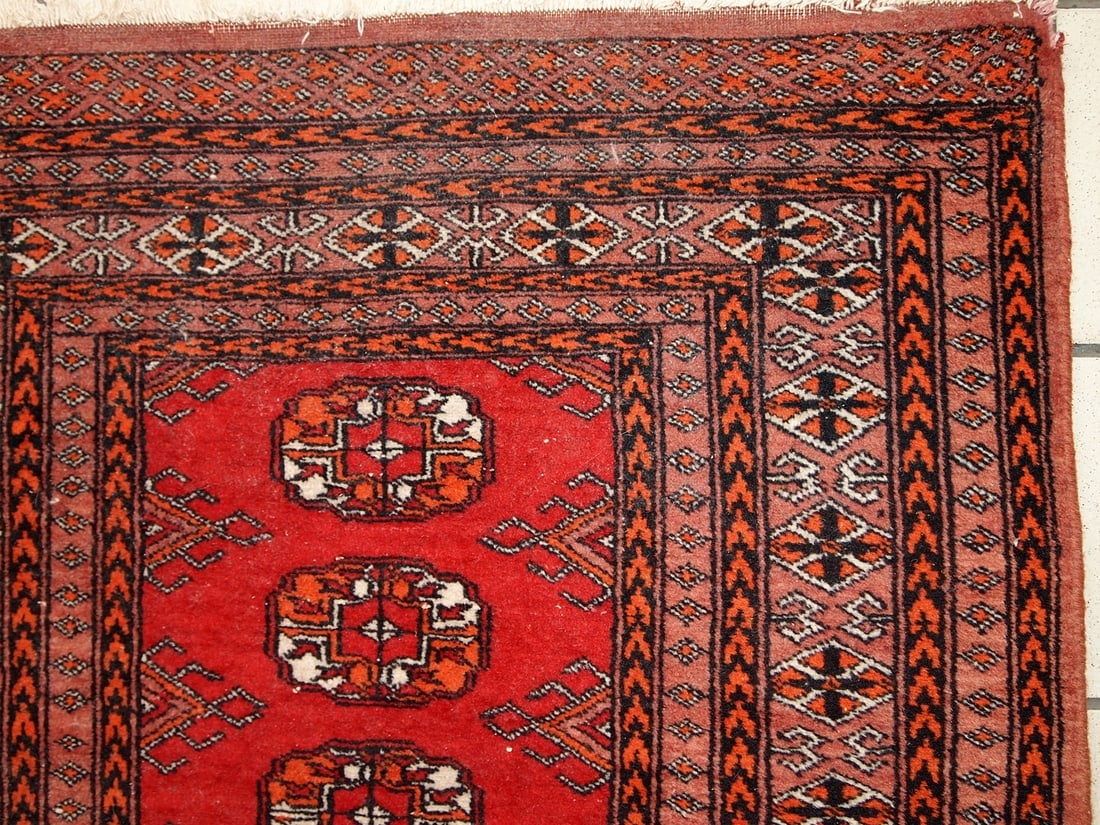 Handmade vintage Pakistani Lahore rug 2.6' x 4.2' (80cm x 130cm) 1960s - 2