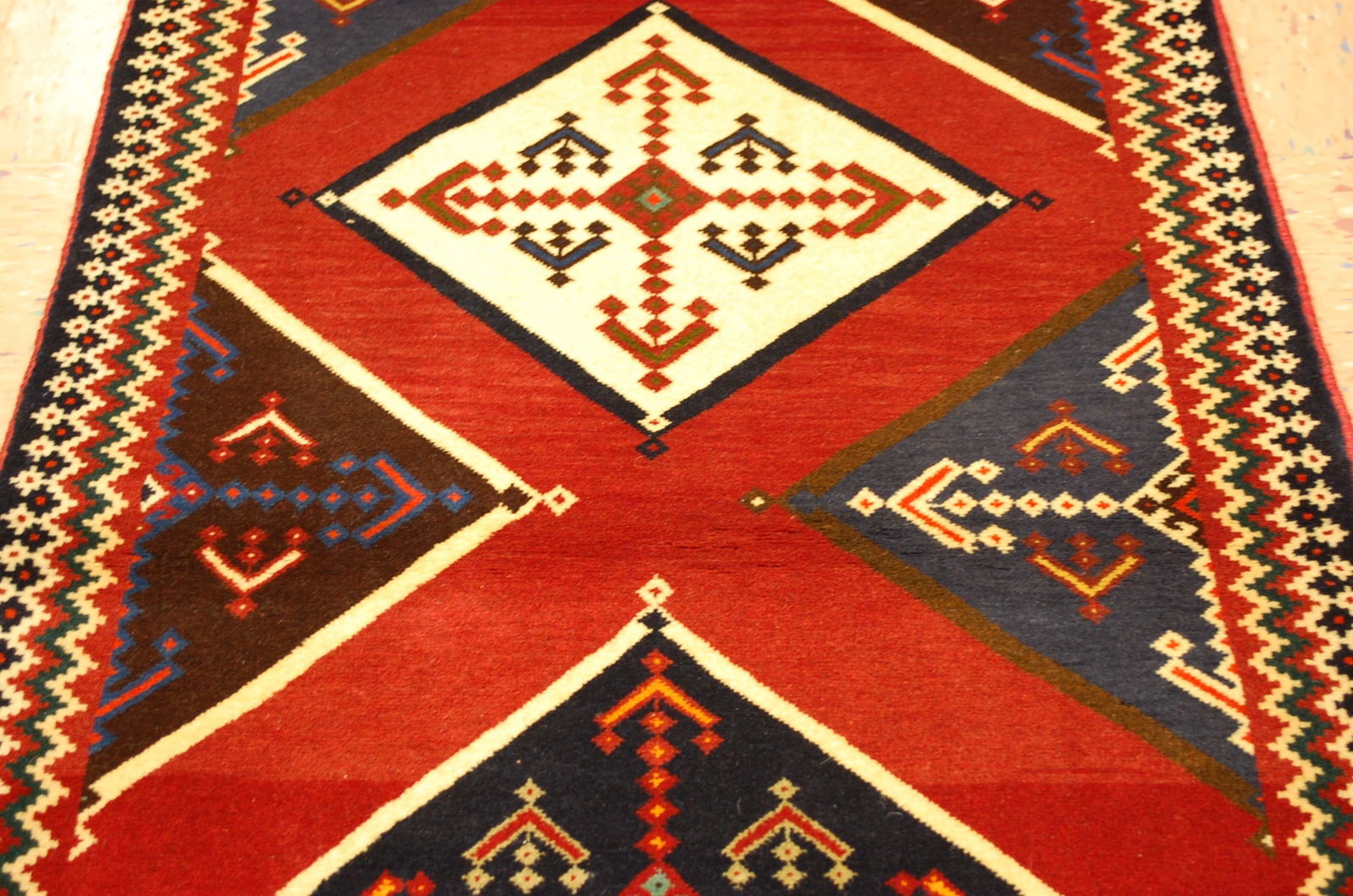 PERSIAN SHIRAZ RUG 2'4" X 5'1" - 4