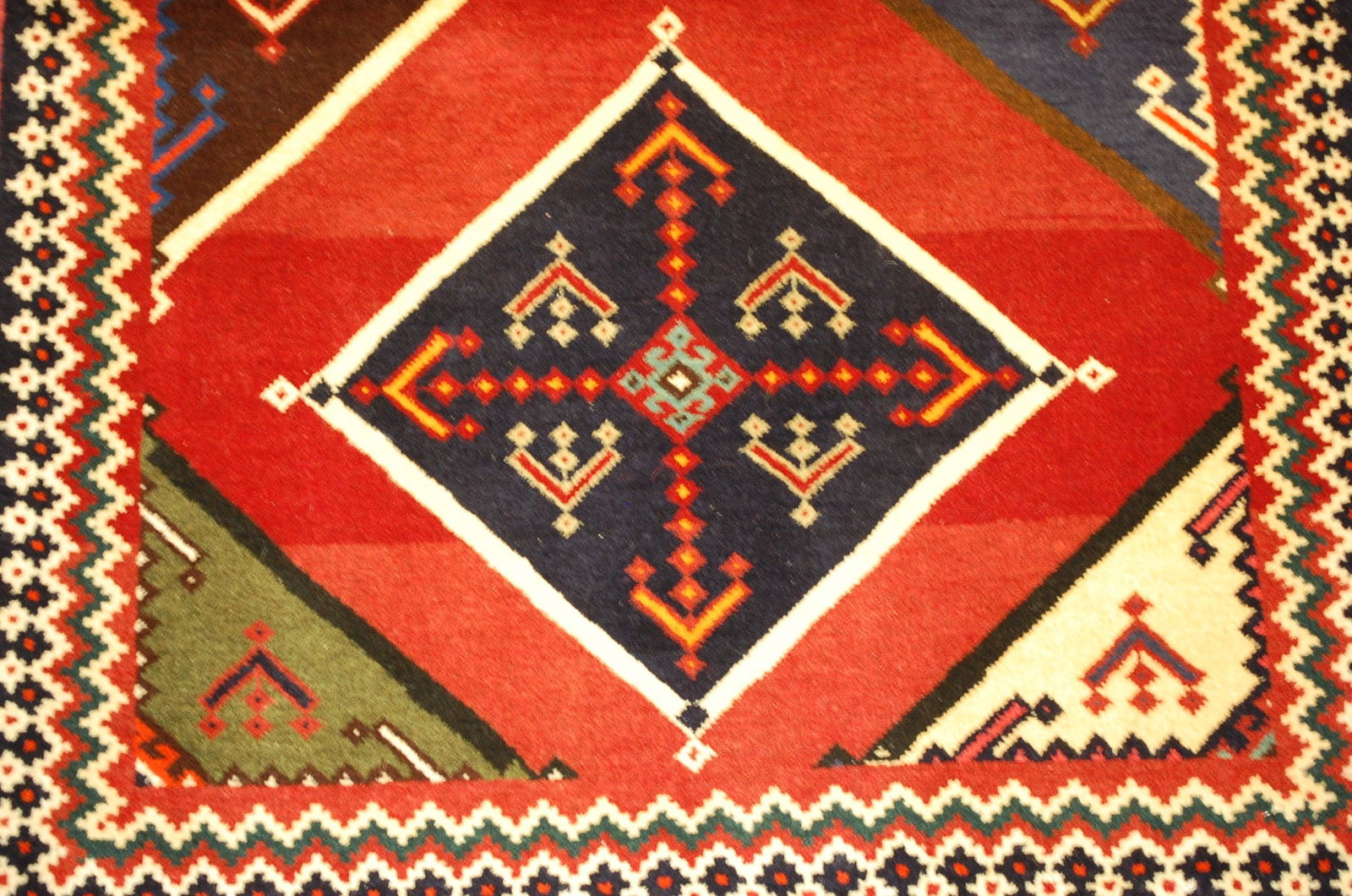 PERSIAN SHIRAZ RUG 2'4" X 5'1" - 5