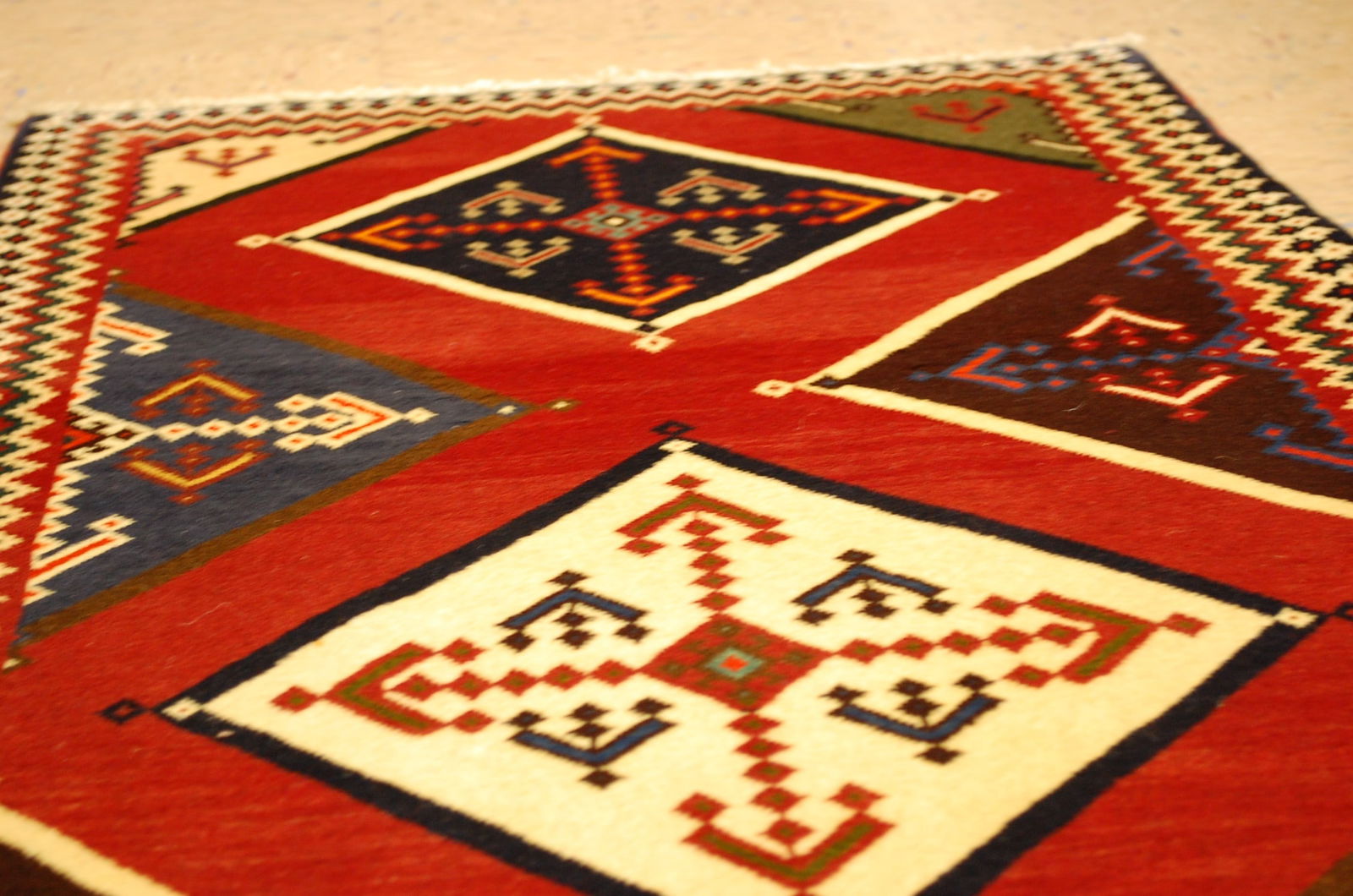 PERSIAN SHIRAZ RUG 2'4" X 5'1" - 6