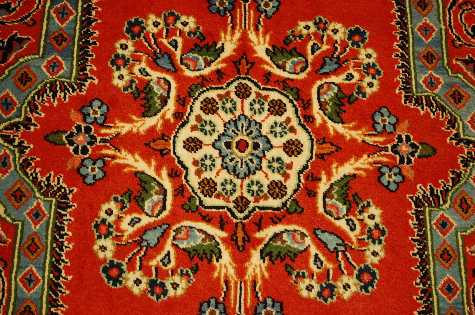 PERSIAN KESHAN RUG 2'8" x 3'11": Title:PERSIAN KESHAN RUG 2'8" x 3'11"Description: ANTIQUE KOWK WOOL_HIGH KPSI AUTHENTIC HAND KNOTTED PERSIAN KESHAN RUG .......with an exact size of 2'8" x 3'11" .....GREAT BIRDS subjects design OF