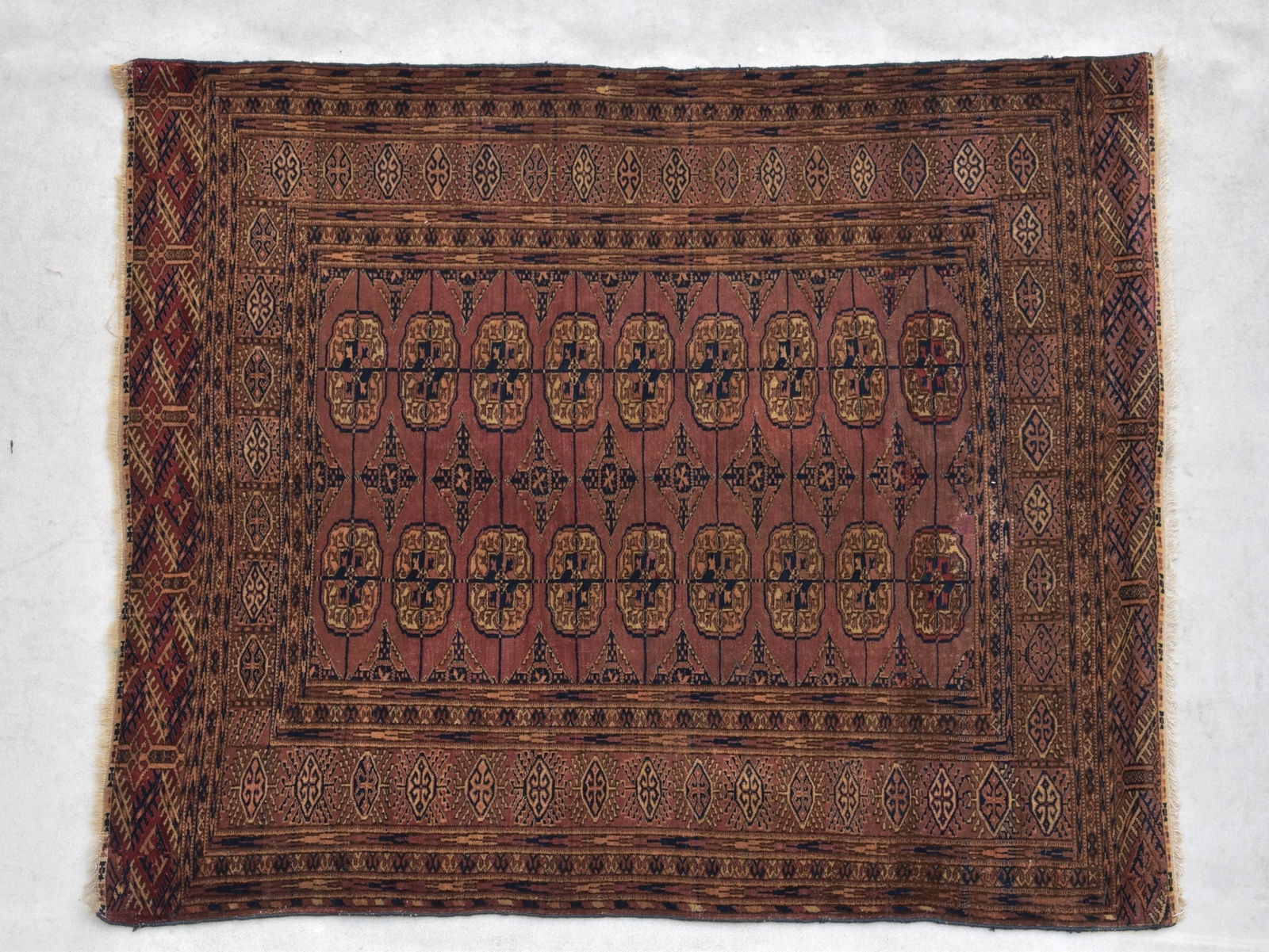 11075 TURKMEN TEKKE CARPET: 1.37 × 1.15 m (1.58 m²) (1 of 5)