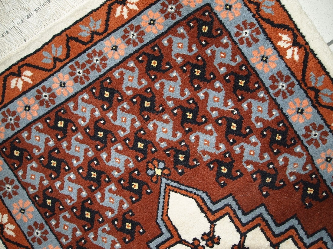 Handmade vintage Moroccan Berber rug 2.6' x 5.6' (81cm x 170cm) 1970s - 3