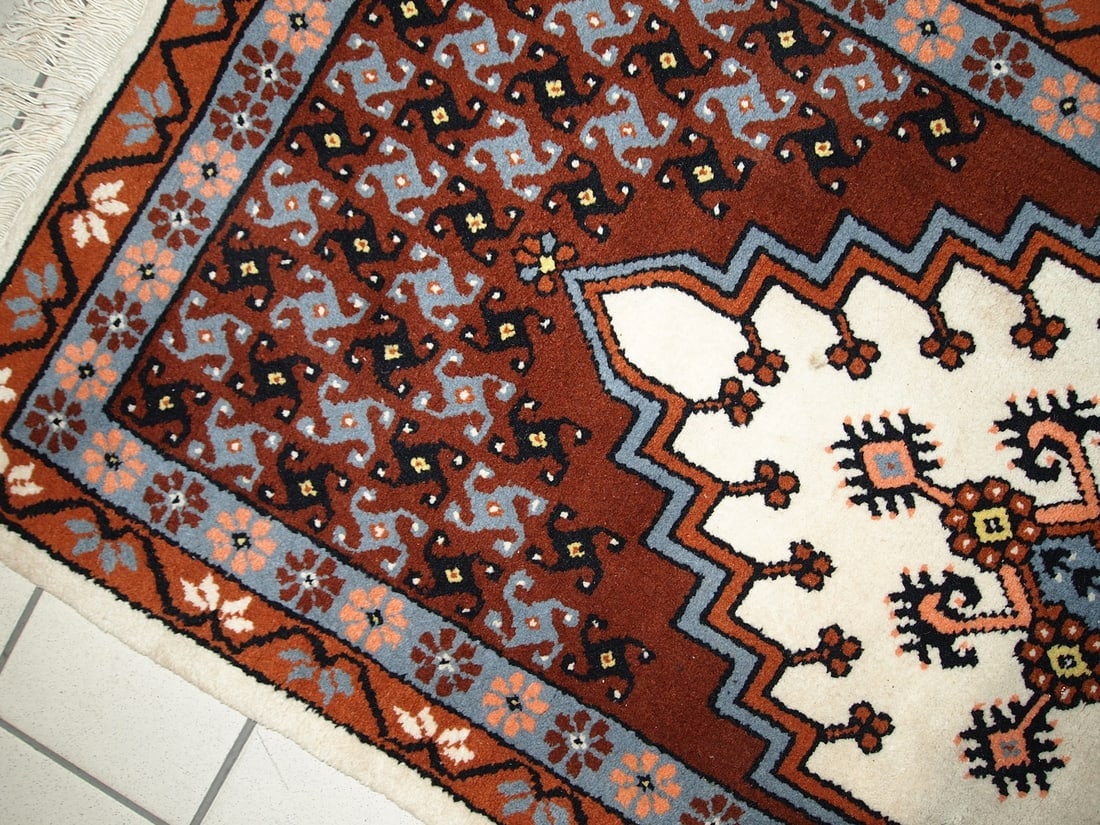Handmade vintage Moroccan Berber rug 2.6' x 5.6' (81cm x 170cm) 1970s - 6