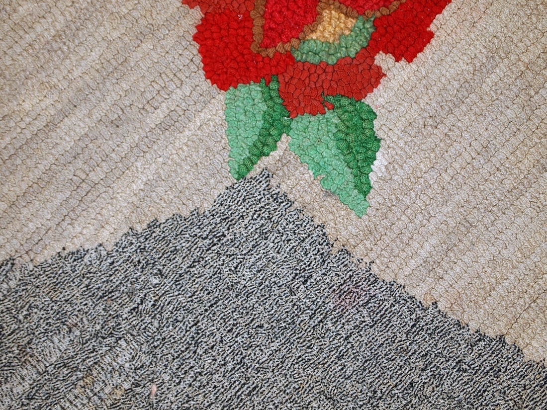 Handmade antique American Hooked rug 2.5' x 4.5' (78cm x 138cm) 1920s - 7