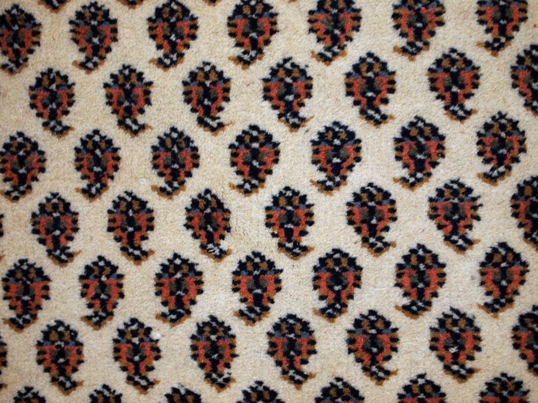 Handmade vintage Indian Seraband style rug 4' x 5.7' (122cm x 175cm) 1980s - 5