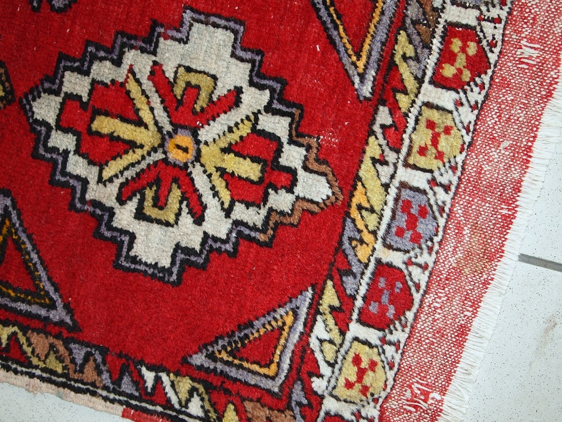 Handmade vintage Turkish Yastik rug 1.6' x 3.5' (48cm x 107cm) 1950s - 6