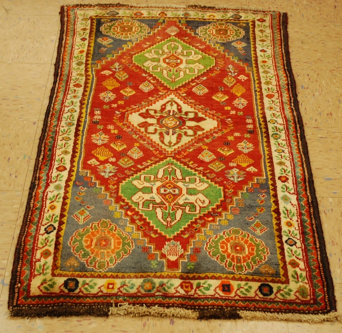 PERSIAN SHERAZ RUG 2'4" X 4'7": Title:PERSIAN SHERAZ RUG 2'4" X 4'7" Description:OLD, ANTIQUE DETAILED TRUE BEAUTY NOMADIC AUTHENTIC HAND KNOTTED PERSIAN SHIRAZ QASHKAI RUG with exact size of 2'4" X 4'7" RARE DESIGN,FULL COLORE ,WOO