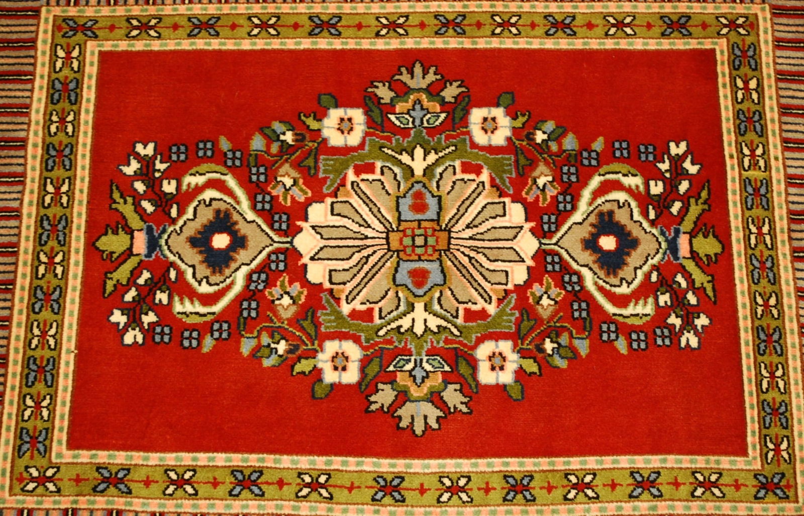 PERSIAN KESHAN RUG 2.4X3.1: Title:PERSIAN KESHAN RUG 2.4X3.1Description: OLD,AUTHENTIC HAND KNOTTED PERSIAN KESHAN RUG ....with an exact size of,,,,,,, 2' 4"x 3'1" ........GREAT subjects design over RED background .....