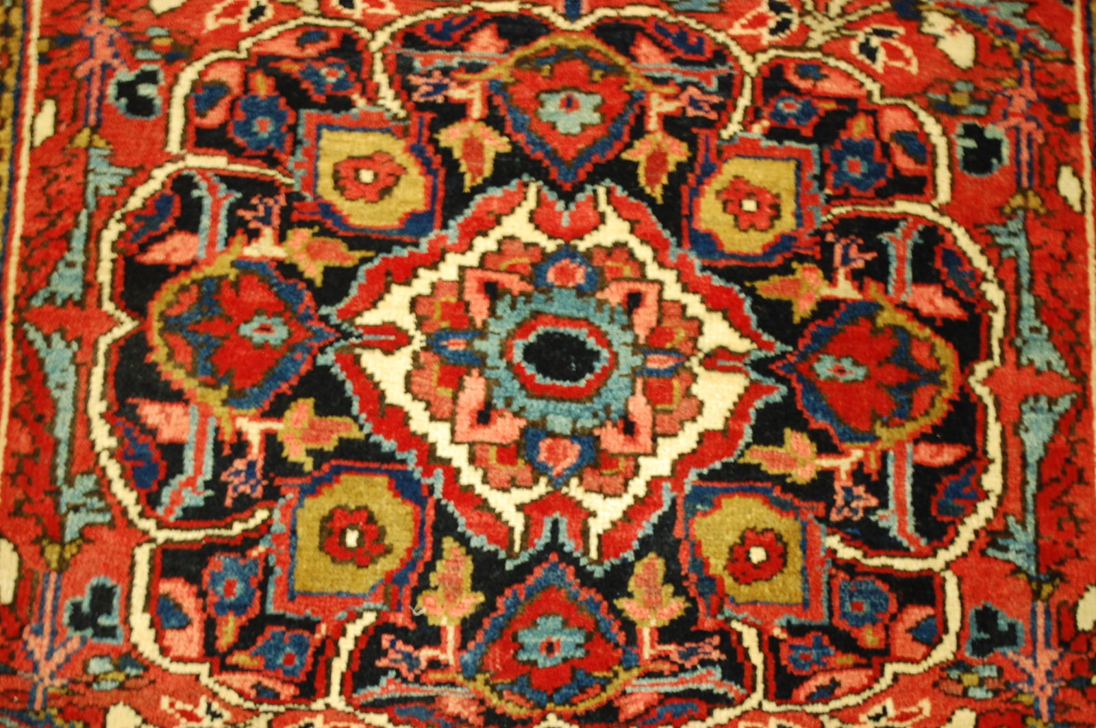 PERSIAN HERIZ RUG 2'8" x 2'11" - 10