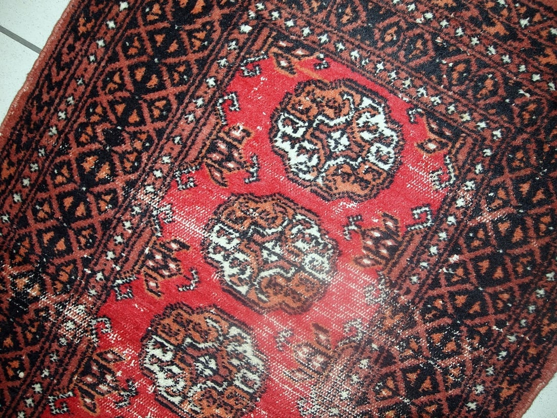 Handmade vintage Pakistani Lahore distressed rug 2.4' x 3.9' (75cm x 119cm) 1960s - 3