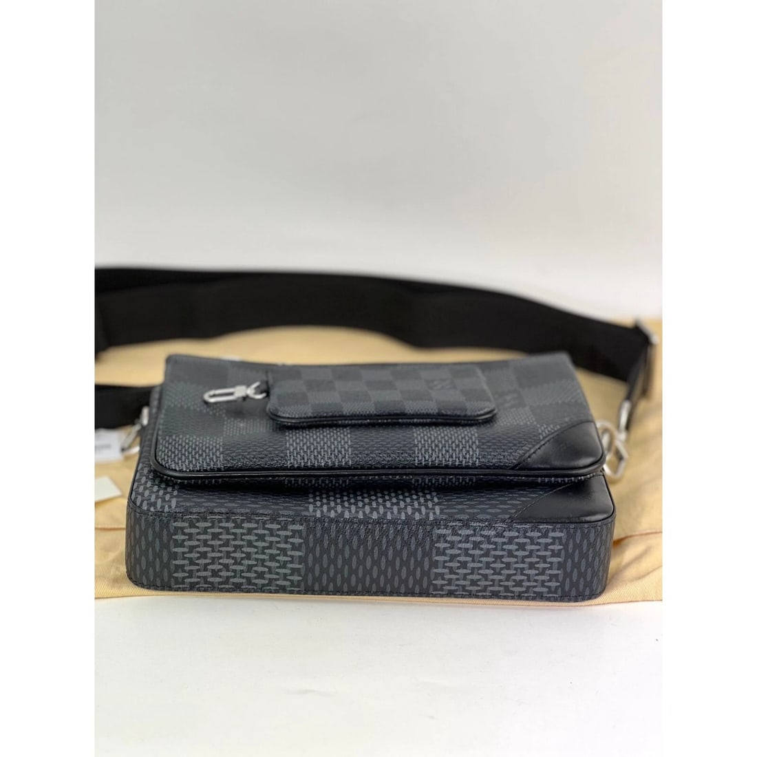 LOUIS VUITTON Trio Messenger Damier Graphite Men's Bag - 7