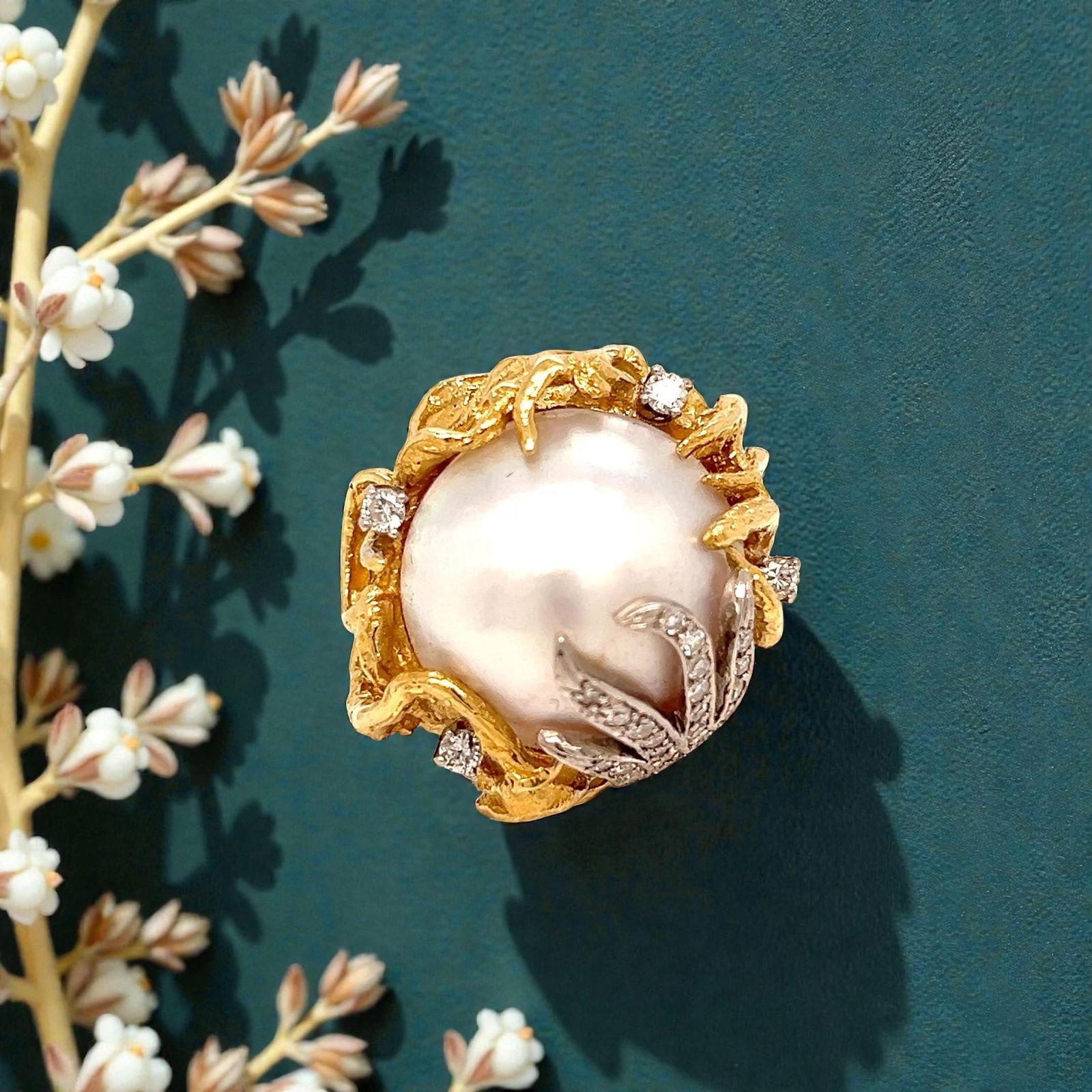 Vintage 18k yellow gold mabe pearl diamond ladies cocktail ring - 4