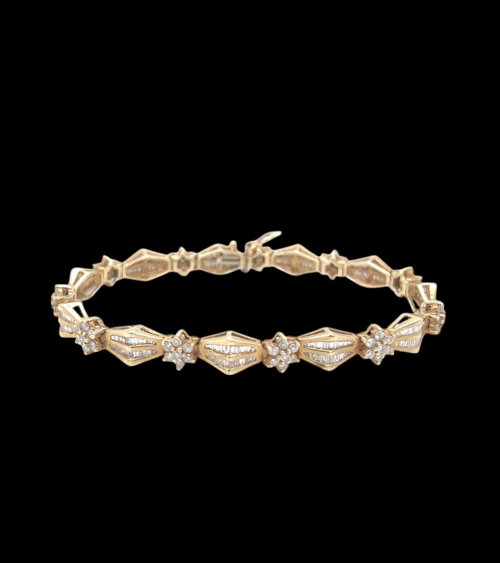 14 Karat Yellow Gold Diamond Tennis Bracelet: Title: 14 Karat Yellow Gold Diamond Tennis Bracelet Description: 14k yellow gold diamond tennis bracelet with 6 carat of H vs/si sparkly natural diamonds : Item details Highlights Vintage <br