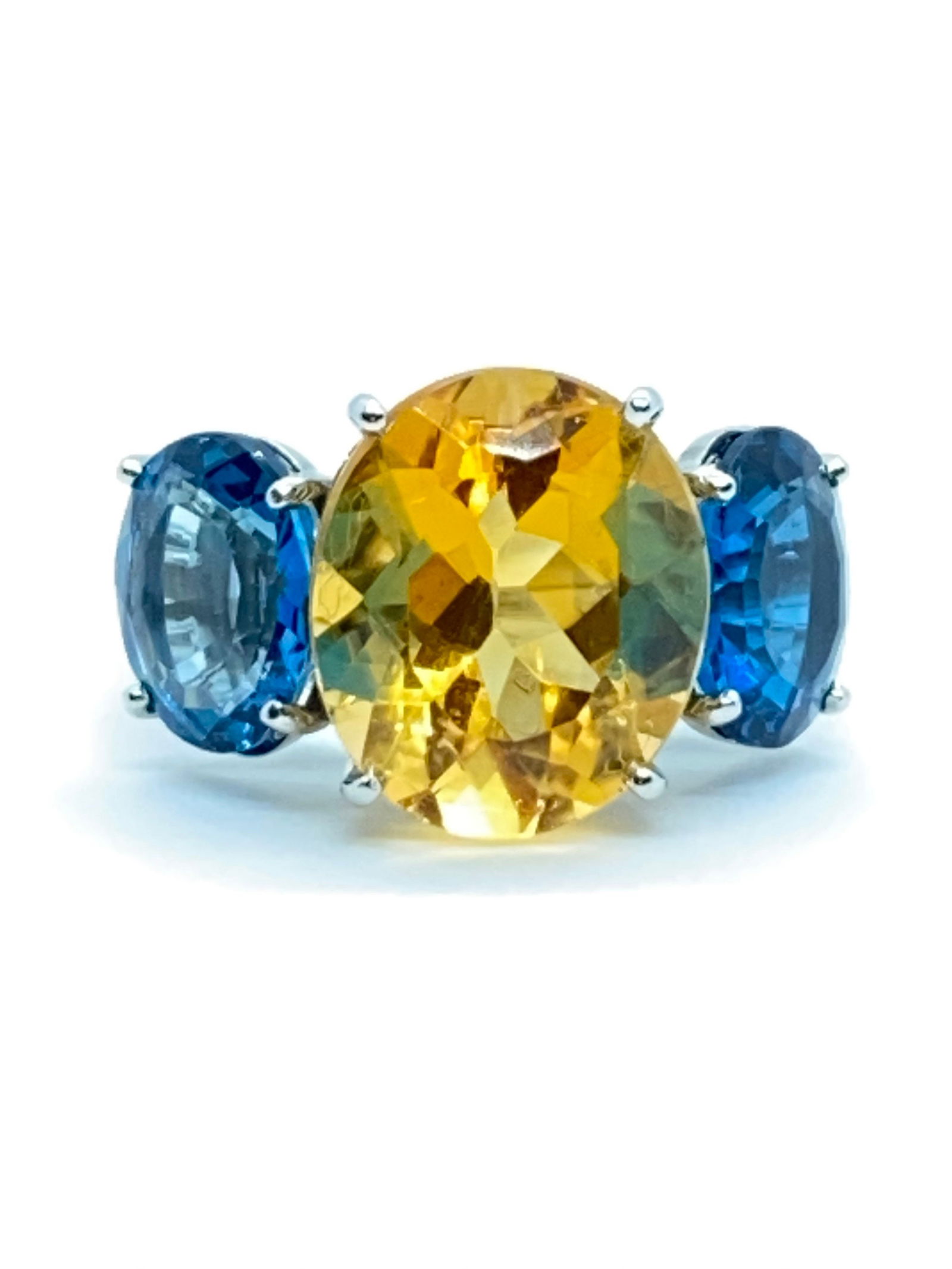 Huge Platinum Gem Three Stone Ring: Title: Huge Platinum Gem Three Stone Ring Description: High end solid platinum, : Item details Highlights Vintage Size: 6 US Materials: Platin