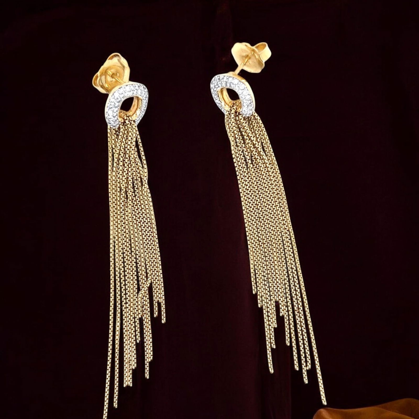 David Yurman 18k Diamond Dangling Earrings: Title: David Yurman 18k Diamond Dangling Earrings Description: 18k yellow gold David Yurman diamond dangling earrings : Item details Highlights Vintage Ships fro