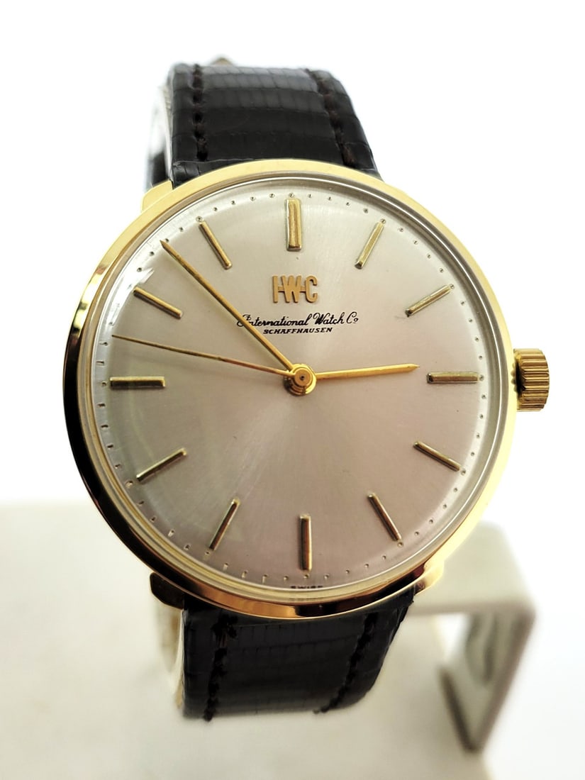 Vintage 18k Gold IWC SHAFFHAUSEN Winding Watch Ref 2401 c.1974 Cal 403 EXLNT: Vintage 18k Gold IWC SHAFFHAUSEN Winding Watch Ref 2401 c.1974 Cal 403 EXLNT​ This Men's IWC watch is Swiss made. Great present for yourself or someone you love as well as for vintage collectors