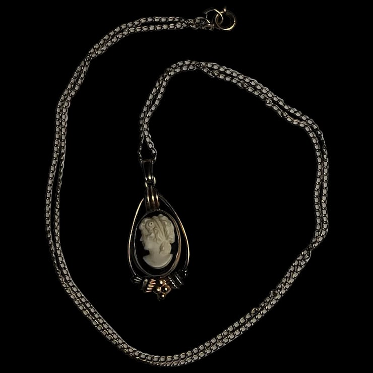 Vintage Gold Filled Van Dell Cameo Necklace: Title: Vintage Gold Filled Van Dell Cameo Necklace Description: Vintage Gold Filled Van Dell Cameo Necklace Hallmarked Van Dell 1/20 14k G.F. Date/Period: vintage Materials: 1/20 14k G.F. Size: Length